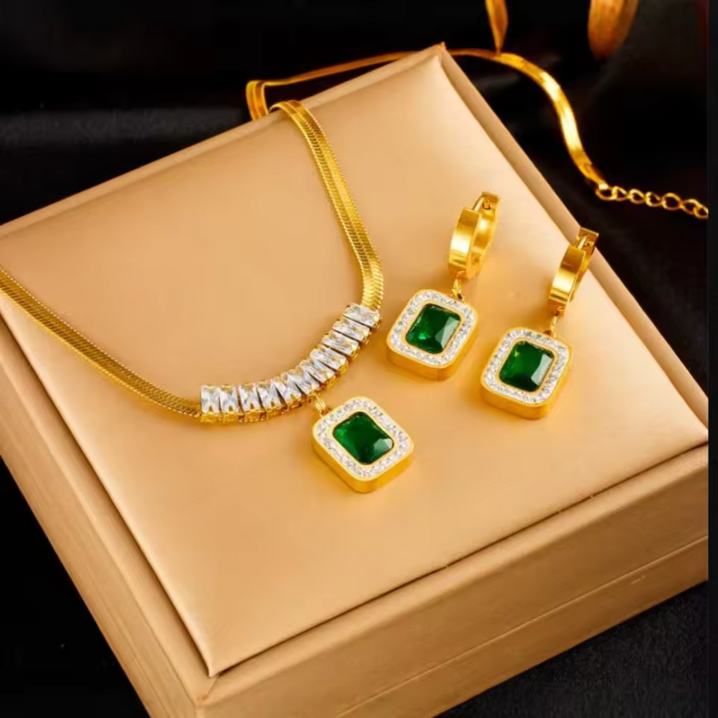 Elegant Emerald Green Jewellery Set
